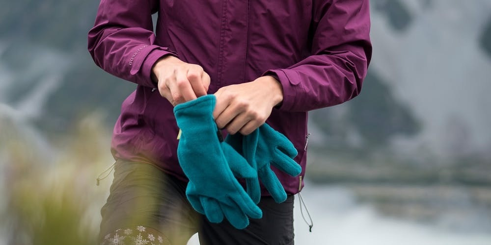 Jo wears the Fleece Gloves v5 Jo wears the Fleece Gloves v5
